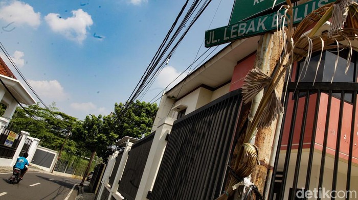 Lokasi Begal Payudara yang Viral di Lebak Bulus Berdasarkan pantauan hari Minggu (8/6/2025), Jalan Lebak Bulus IV yang berada di Jakarta Selatan relatif lengang. Sesekali, ada kendaraan yang melintas.