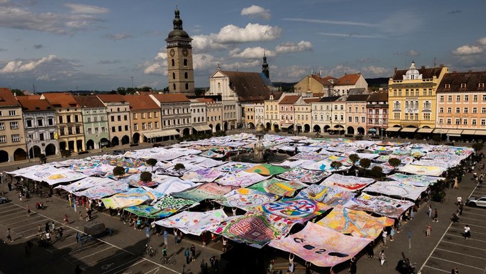 The square of Premysl Otakar II is covered by a giant painting, prepared by people from various city associations, communities, schools, institutions and organisations, which was created by composing 92 canvases of eight by eight metres, in Ceske Budejovice, Czech Republic, June 6, 2025. The event is part of the cultural festivities of SOUTOK - celebration of the 760th anniversary of the city of Ceske Budejovice. REUTERS/Eva Korinkova