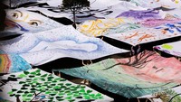 Lebih dari 100 kelompok dan komunitas lokal mengambil bagian dalam proyek Gambar Kotaku, melukis puluhan kanvas persegi untuk memamerkan karya mereka, kata penyelenggara Karolina Raabova. Foto: REUTERS/Eva Korinkova
