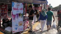Selain polisi berkuda, banyaknya jajanan jadi alasan warga jalan-jalan ke CFD Depok.