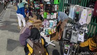 Di sepanjang trotoar, segala jenis jajanan kuliner hingga pedagang mainan berjejer.
