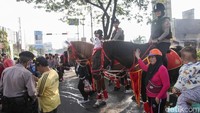 Warga berfoto bareng polisi berkuda di CFD Depok, Jalan Margonda Raya, Kota Depok, Jawa Barat, Minggu (8/6/2025). Lokasi polisi berkuda terletak di ujung CFD Depok dekat persimpangan Jalan Juanda.