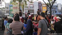 Polisi berkuda menjadi magnet bagi pengunjung CFD Depok.