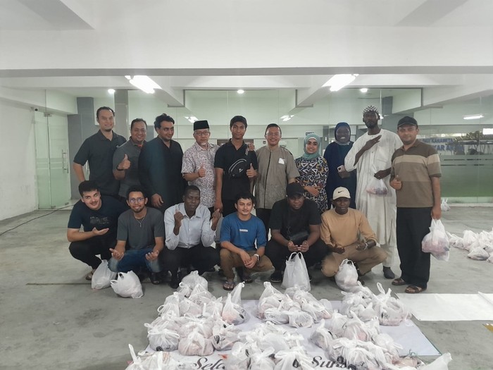 Mahasiswa asing UB ikut membantu membagikan daging kurban
