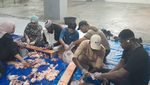 Potret Mahasiswa Asing Universitas Brawijaya Turut Potong-Bagikan Kurban di UB