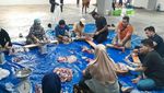 Potret Mahasiswa Asing Universitas Brawijaya Turut Potong-Bagikan Kurban di UB