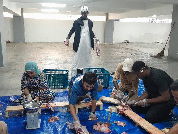 Mahasiswa asing UB ikut membantu membagikan daging kurban