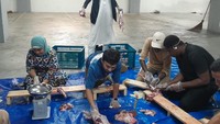 “Sebelumnya, mahasiswa asing yang tinggal di asrama internasional UB belum pernah sekalipun menerima daging qurban, apalagi berkesempatan untuk terlibat langsung dalam prosesnya,” ujar Mohammed AlHadi Ibrahim Bosha Ahmed, ketua International Student Organization (ISO) UB, mahasiswa program doktoral Biologi asal Sudan. Foto: (Dokumentasi Universitas Brawijaya)