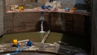 Salah satu bagian penting dari terusan ini adalah pintu air atau kunci (locks)—struktur besar yang mengangkat dan menurunkan kapal agar bisa melewati perbedaan ketinggian antara laut dan danau buatan di tengah kanal. Foto: REUTERS/Enea Lebrun 