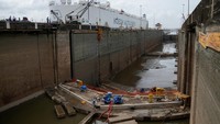 Salah satu kunci paling terkenal adalah Pedro Miguel Locks, yang terletak di sisi Pasifik. Di sini, kapal diangkat atau diturunkan setinggi sekitar 9 meter untuk menyesuaikan dengan permukaan Danau Miraflores atau jalur menuju Samudra Pasifik. Kunci ini hanya memiliki satu tingkat, berbeda dengan kunci Miraflores yang memiliki dua. Foto: REUTERS/Enea Lebrun