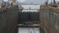 Pintu air Pedro Miguel menjadi bukti kecanggihan rekayasa sipil pada awal abad ke-20, dan hingga kini tetap berfungsi sebagai bagian vital dari sistem logistik global. Pemeliharaan rutin seperti pembersihan dan perbaikan mekanisme dilakukan untuk memastikan kanal tetap aman dan efisien. Foto: REUTERS/Enea Lebrun