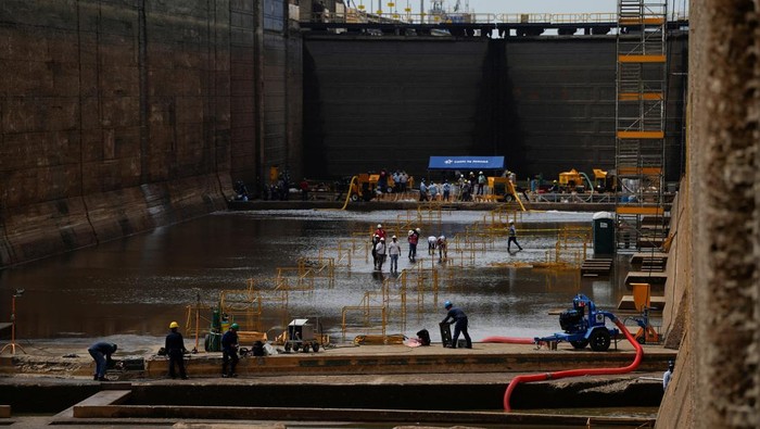 Melihat dari Dekat Pemeliharaan Pintu Air Raksasa di Terusan Panama Workers of the Panama Canal Authority carry out maintenance work inside the locks during a media visit as the Pedro Miguel Locks undergo maintenance at the Panama Canal, in Panama City, Panama, May 30, 2025. REUTERS/Enea Lebrun
