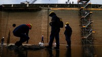 Pekerja Otoritas Terusan Panama melakukan pekerjaan pemeliharaan Kunci Pedro Miguel di Terusan Panama, di Kota Panama, Panama. Foto: REUTERS/Enea Lebrun