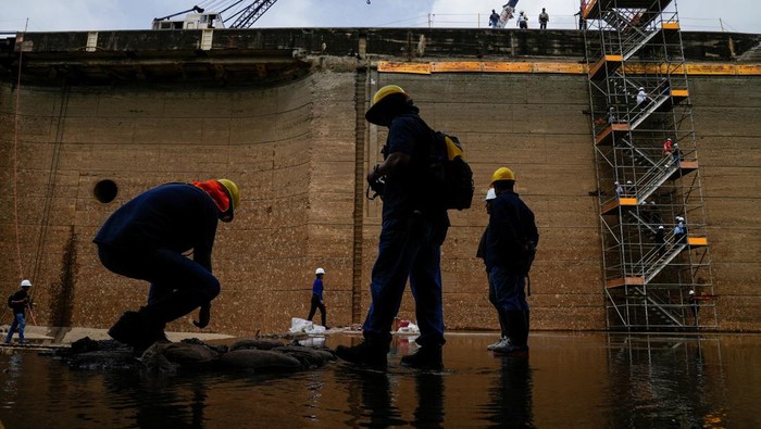 Melihat dari Dekat Pemeliharaan Pintu Air Raksasa di Terusan Panama Workers of the Panama Canal Authority carry out maintenance work inside the locks during a media visit as the Pedro Miguel Locks undergo maintenance at the Panama Canal, in Panama City, Panama, May 30, 2025. REUTERS/Enea Lebrun