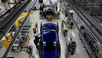 Teknisi bekerja di jalur perakitan untuk kendaraan Rolls-Royce Cullinan dan Spectre. Foto: REUTERS/Carlos Jasso