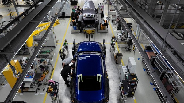 Mengintip Dapur Produksi Rolls-Royce di Goodwood Inggris