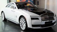 Model Rolls-Royce Spectre dipajang di pabrik Rolls-Royce Motor Cars di Goodwood. Spectre adalah mobil sport mewah yang diproduksi oleh Rolls Royce. Foto: REUTERS/Carlos Jasso