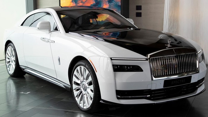 Mengintip Dapur Produksi Rolls-Royce di Goodwood Inggris A Rolls-Royce Spectre model is displayed at Rolls-Royce Motor Cars' Goodwood factory, near Chichester, Britain, May 28, 2025. REUTERS/Carlos Jasso