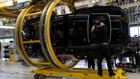 Ketelitian dan presisi menjadi kunci perakit mobil mewah tersebut. Foto: REUTERS/Carlos Jasso