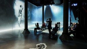 Sebuah ruang audio-visual imersif di New York ingin menghadirkan kembali rock n roll seperti yang telah dicapai oleh para musisi seperti Vincent van Gogh. Dipentaskan di Artechouse di kawasan Chelsea, Manhattan dan dipersembahkan oleh majalah Rolling Stone, Amplified adalah pengalaman berdurasi 50 menit yang menampilkan fotografi diam dan rekaman vintage yang diiringi lagu-lagu rock ikonik. Foto: REUTERS/Jeenah Moon