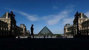 Menikmati Romansa Musim Semi di Paris
