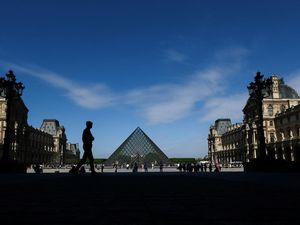 Museum Louvre Dibuka Lagi usai Perhiasan Rp 1,7 Triliun Dicuri