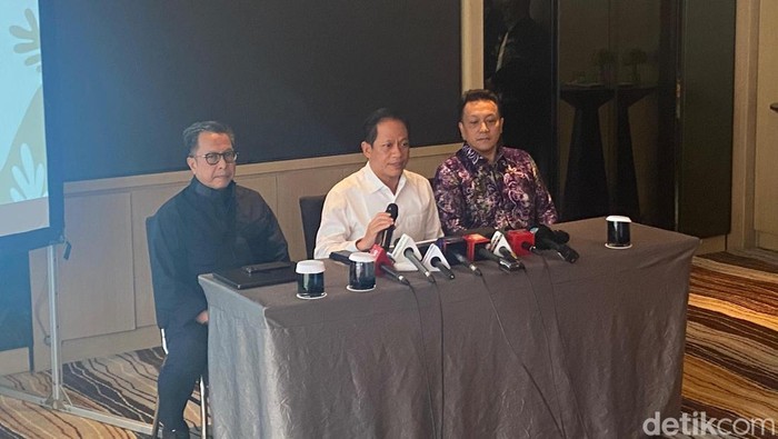Menteri Lingkungan Hidup (LH), Hanif Faisol Nurofiq, menjelaskan temuan kerusakan lingkungan di empat wilayah pertambangan kawasan Raja Ampat (Dwi R/detikcom)
