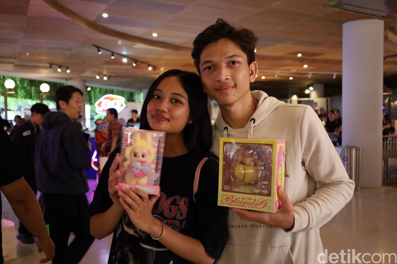 Mia setelah sukses membeli versi boneka Labubu incaranya di Pop Mart, Mall Beachwalk, Kuta, Badung, Sabtu (7/6/2025). (Aryo Mahendro/detikBali)