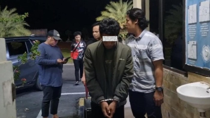 Pelaku saat diamankan polisi