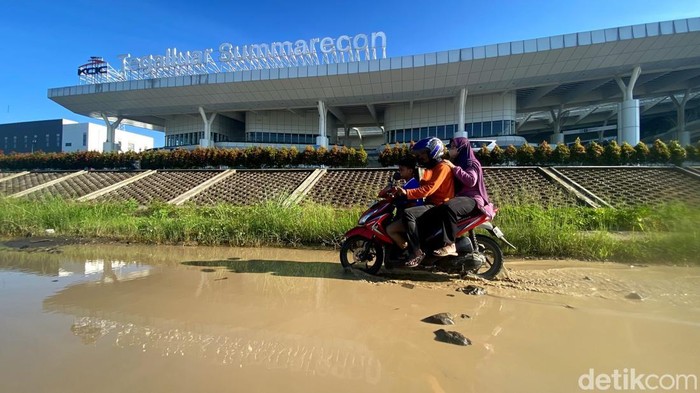 Penampakan Jalan Rusak di Cileunyi di Dekat Stasiun KCIC Tegalluar.