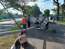 Pikap Terguling Usai Tabrak Tiang Lampu Jalan hingga Roboh di Ringroad Selatan
