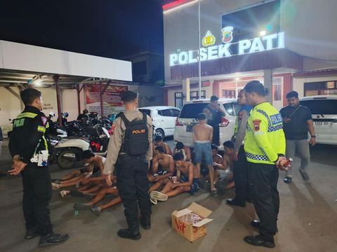 Personel Polresta Pati saat menggelar operasi Blue Light Patrol, Minggu (8/6/2025) dini hari.