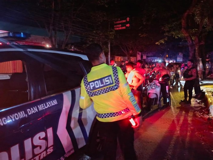 Personel Polresta Pati saat menggelar operasi Blue Light Patrol, Minggu (8/6/2025) dini hari.