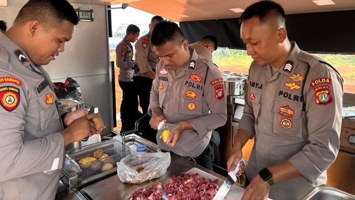 Direktorat Samapta Polda Metro Jaya menggelar dapur lapangan untuk membantu pengungsi korban kebakaran di Kapuk Muara, Penjaringan, Jakarta Utara.