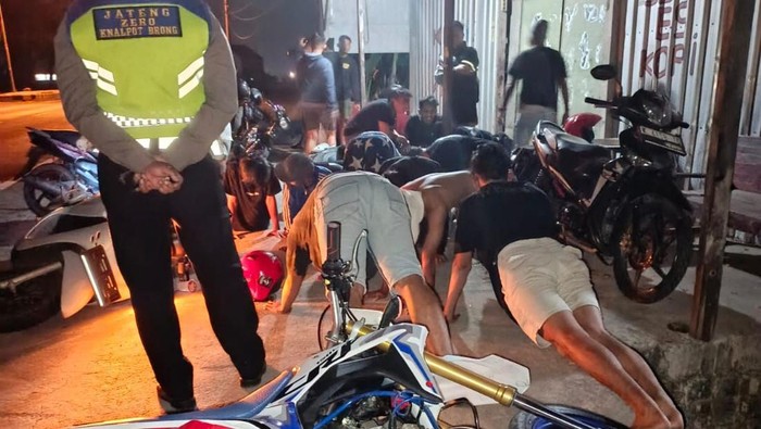 Polisi mengamankan sekelompok remaja yang diduga akan tawuran di wilayah Kecamatan Pati Kota, Minggu (8/6/2025).