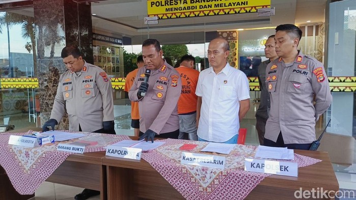 Polisi saat mengungkap kasus pencurian 2 motor milik warga Lampung