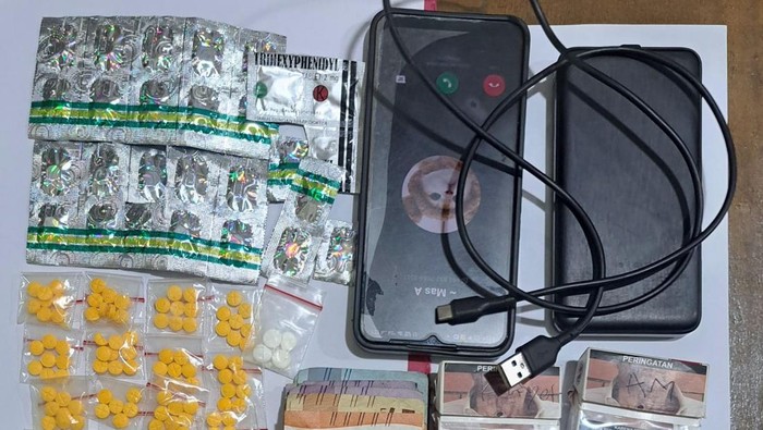 Polsek Serang Baru, Bekasi, menangkap Iksan, seorang pengedar obat-obatan terlarang. Ratusan pil obat terlarang diamankan polisi dari tangan Iksan.