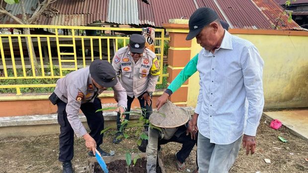 Polsek Tebing Tinggi, Kepulauan Meranti menanam pohon di musala warga.