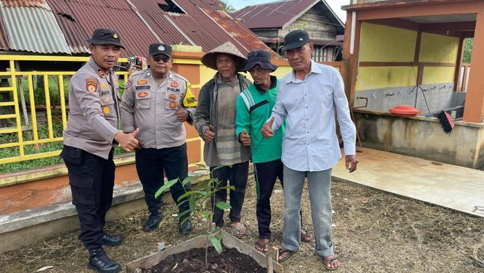 Polsek Tebing Tinggi, Kepulauan Meranti menanam pohon di musala warga.