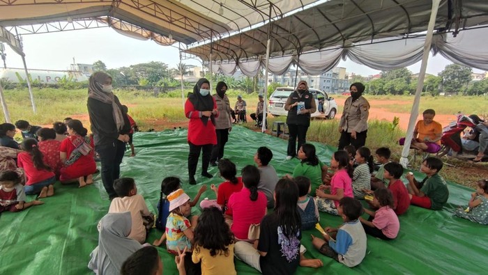 Tim polwan Polres Metro Jakarta Utara memberi trauma healing bagi para korban kebakaran yang terjadi di kawasan Kapuk Muara, Penjaringan, Jakarta Utara.