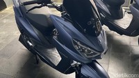 Hadir juga warna baru Fox R yang disebut dengan Velvet Navy Blue. Sesuai namanya, varian ini hadir dengan dominasi warna biru yang dikasih finishing doff atau matte. Foto: Muhammad Hafizh Gemilang