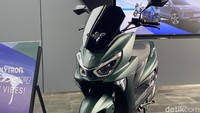 Lantas ada juga pilihan warna Hunter Green. Polytron merancang motor listrik andalan mereka ini dengan warna hijau pekat dan doff. Diklaim, warna ini memberikan aura yang segar dan unik. Foto: Muhammad Hafizh Gemilang