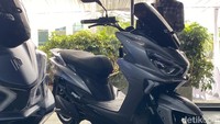 Untuk warna Vulcan Silver hadir dengan bodi mengkilap. Polytron menyebut warna ini tampil modern dengan kilau metalik dan memberikan kesan mewah hingga futuristik. Foto: Muhammad Hafizh Gemilang