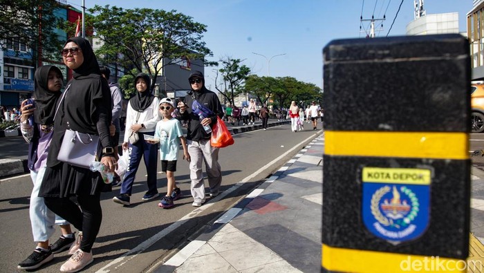Warga berolahraga di CFD Depok, Jalan Margonda Raya, Kota Depok, Jawa Barat, Minggu (8/6/2025). CFD Depok menjadi favorit warga yang berolahraga di pagi hari.