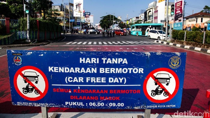 Warga berolahraga di CFD Depok, Jalan Margonda Raya, Kota Depok, Jawa Barat, Minggu (8/6/2025). CFD Depok menjadi favorit warga yang berolahraga di pagi hari.