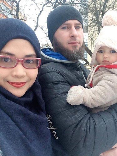 Potret Sophea yang dijuluki 'anak tercantik di dunia', ini sosok kedua orang tuanya yang menuai atensi warganet.