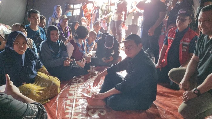 Pramono tinjau posko pengungsian korban kebakaran di Penjaringan (Taufik/detikcom)