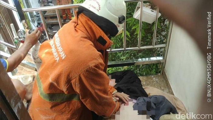 Pria di Surabaya diduga bunuh diri dengan membakar arang di kamar mandi kos