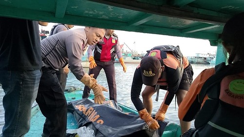Proses evakuasi ABK yang tewas tenggelam di kolam bandar nelayan, dermaga barat Pelabuhan Benoa, Denpasar, Bali, Minggu (8/6/2025). (Foto: Dok. Kantor Pencarian dan Pertolongan Denpasar)