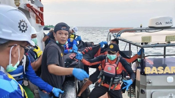 Proses evakuasi jasad nakhoda kapal asal Kalteng oleh tim SAR gabungan.
